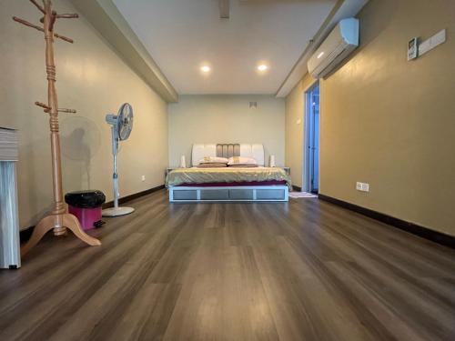 乔治市航海尊贵套房公寓的一间卧室配有一张床,铺有木地板