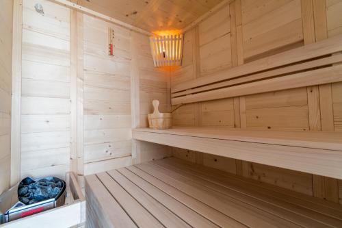 贝尼蔡斯Corfu Maris的一间带木镶板和吊灯的桑拿浴室