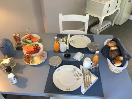 马斯特里赫特Guesthouse Thoez的桌上放有盘子和碗的食物