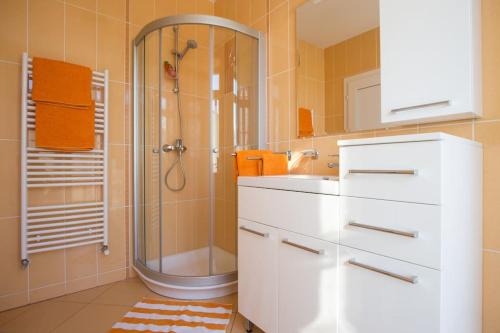 奥米沙利Villa Ajda - Orange room的带淋浴和白色盥洗盆的浴室