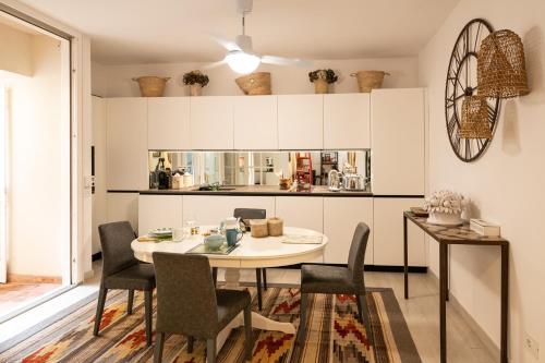 蒙德罗Guest House Antichi Ulivi的厨房以及带桌椅的用餐室。