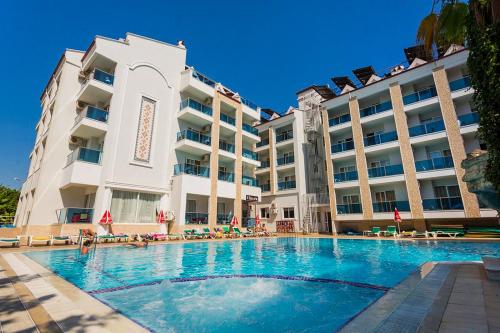 马尔马里斯史诗酒店 的酒店前的游泳池