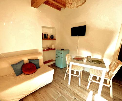 比萨San Ranieri Tiny Tower的客厅配有沙发和桌椅