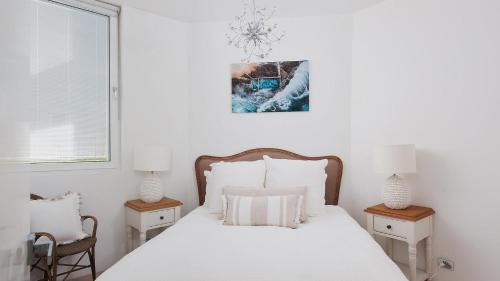 尼尔森湾Riviera - Panoramic Water Views In The Heart Of Nelson Bay的卧室配有白色的床铺和白色的枕头