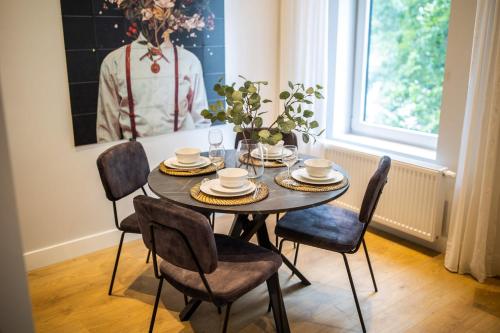 鹿特丹Spacious 2 Bedroom Serviced Apartment 77M2 -VP2B-的一间带桌椅的用餐室