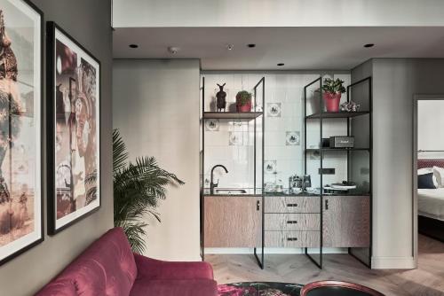 开普敦Gorgeous George by Design Hotels ™的带沙发的客厅和厨房
