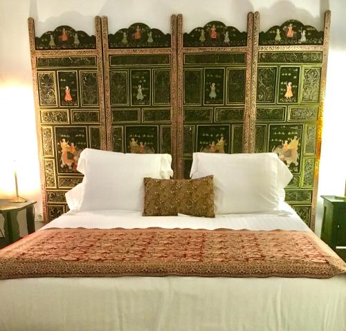 大加那利岛拉斯帕尔马斯卡萨德维古埃塔酒店的一间卧室设有一张大床和绿色的墙壁