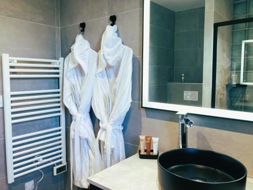 Saint-ÉvarzecStudio & Spa La Discrète的一间带毛巾架和盥洗盆的浴室