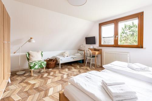欧巴德伍斯图Ferienhaus Ankerherz的一间卧室设有两张床、一张桌子和一个窗口。