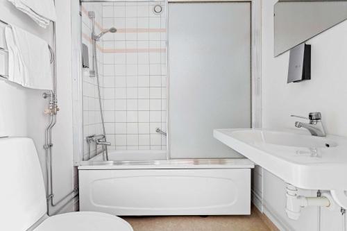 瑟德港贝斯特韦斯特索德尔酒店的白色的浴室设有卫生间和水槽。