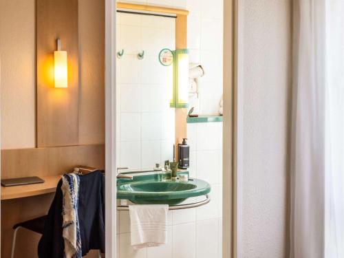 安特卫普宜必思安特卫普中心酒店的一间带绿色水槽和镜子的浴室