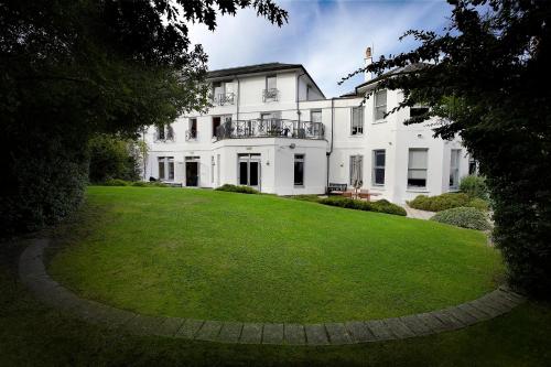 伦敦Pax Lodge的一座大型白色房子,设有大院子