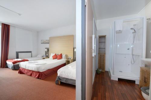 Pont-de-RoideHOTEL DES VOYAGEURS的酒店客房带两张床和一间浴室