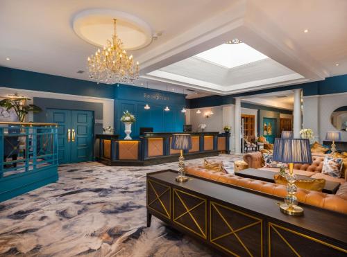 纳文阿德伯尼酒店的客厅设有蓝色的墙壁和吊灯。
