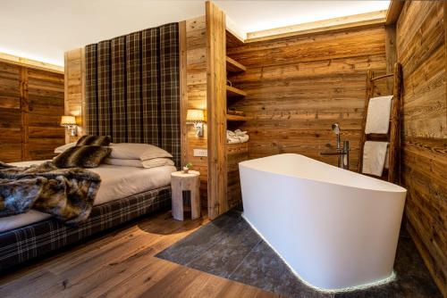 圣卡特琳娜瓦尔夫B&B Al Baitin - Charme & Nature -的一间带浴缸和床的卧室