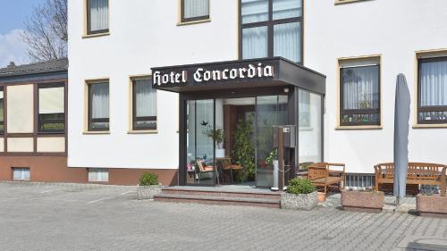 美因河畔法兰克福Concordia - Wohnen auf Zeit的带有酒店和谐标志的建筑