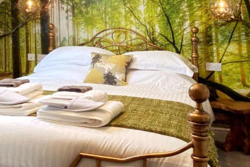 坎特伯雷Luxury tree-house with optional ESPA Spa的一间卧室配有带毛巾的床