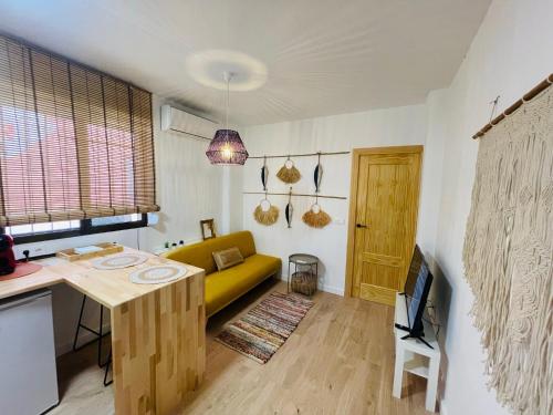 瓦伦西亚Casa del palmar junior的客厅配有黄色的沙发和桌子
