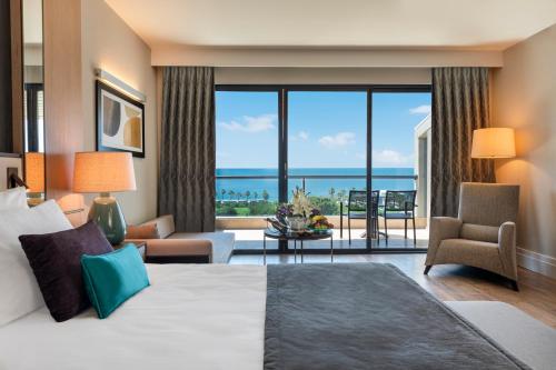 贝莱克苏塞茜豪华度假酒店的酒店客房设有一张床,享有海景。