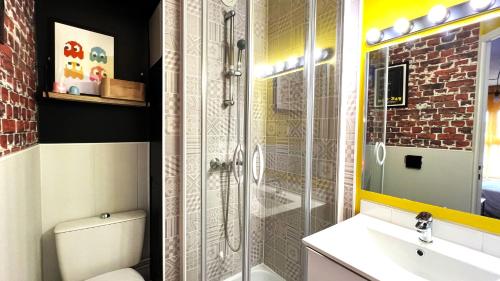 若奈克朗Appart Hotel Futuroscope 2 - Poitiers的带淋浴、卫生间和盥洗盆的浴室