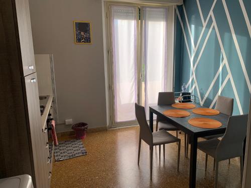 雷焦卡拉布里亚Erythrà Bed and Breakfast的一间用餐室,配有黑色的桌子和椅子