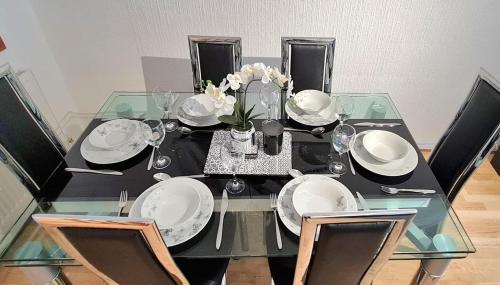 伦敦科尔尼Parkway的餐桌,带盘子和玻璃杯,鲜花