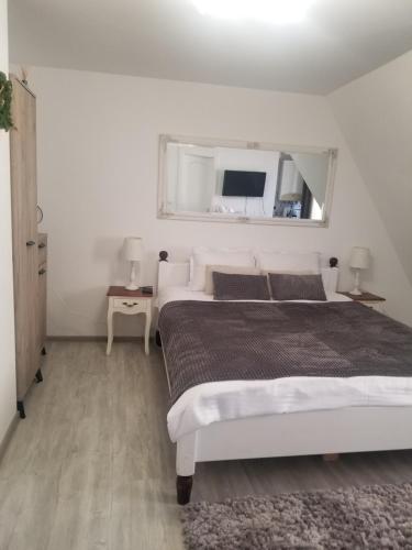 锡比乌A&A Central Apartment的卧室设有一张白色大床和一扇窗户。