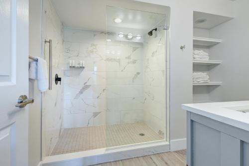 东斯特劳兹堡Pocono Mountain Villas by Exploria Resorts的白色的浴室设有玻璃门淋浴