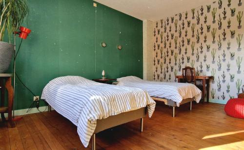 莫尔Vakantiewoning in Mol centrum met eigen bar "CasaCuriosa"的绿墙客房的两张床