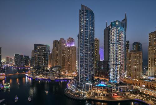 迪拜迪拜码头洲际酒店的享有城市天际线的美景。