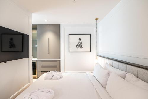 魁北克市Hôtel Boutique Ophelia的卧室配有白色大床和白色枕头