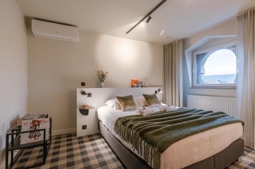 根特WAY SWEET DREAMS - Room 4的一间卧室设有一张大床和一个窗户。