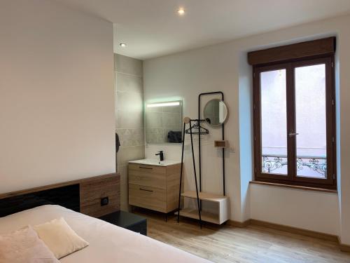 拉马斯特尔Chambre avec entrée indépendante的一间卧室配有床、水槽和镜子