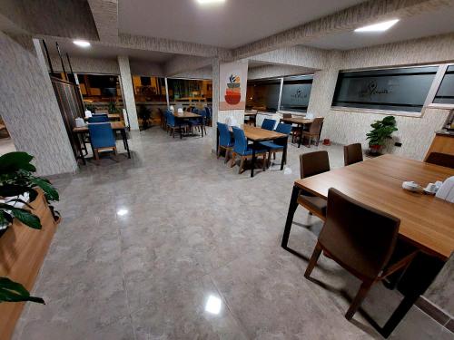 锡瓦斯BEYAZ İNCİ OTEL的一间用餐室,内设桌椅