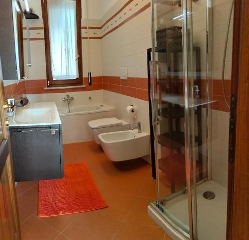 利沃诺Sunnyside Accademia的一间带水槽、卫生间和淋浴的浴室