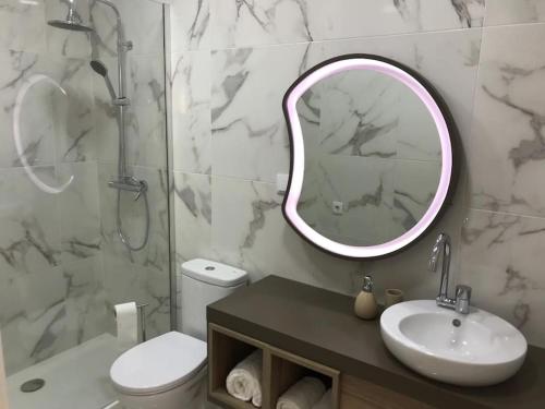 克卢什Relax Sintra Home - Near Lisbon的浴室配有盥洗池、卫生间和镜子。