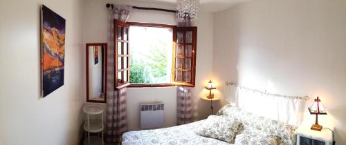 Poggio-di-TallanoGITE , Maison de vacances avec extérieur et terrasse fleurie meublé tourisme 3 étoiles的一间卧室设有一张床和一个窗口
