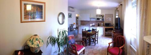 Poggio-di-TallanoGITE , Maison de vacances avec extérieur et terrasse fleurie meublé tourisme 3 étoiles的厨房以及带桌椅的用餐室。