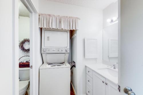 格伦阿伯Gentle Winds 9 10的白色洗衣房配有洗衣机和烘干机