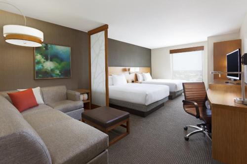 西得梅因Hyatt Place West Des Moines/Jordan Creek的酒店客房,设有两张床和一张沙发