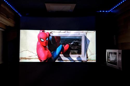 因弗内斯Cara Noir的屏幕上有一个蜘蛛人的图片