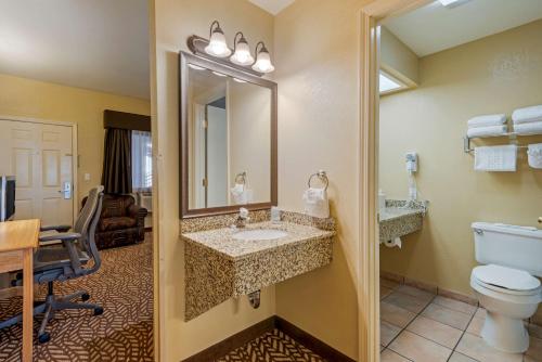 科尔特斯绿松石贝斯特韦斯特酒店及套房的一间带水槽和卫生间的浴室