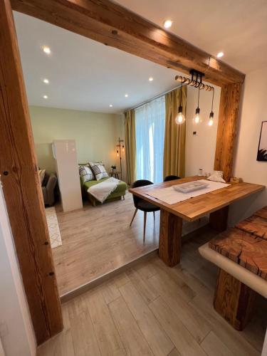 梅尔克万德尔威格度假屋的一间带木桌的房间和一间客厅