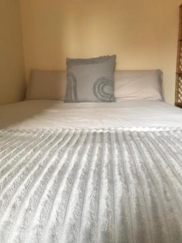 哈罗Apartamento Haro Wine Experience的一张白色的床,上面有枕头
