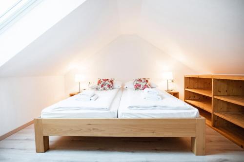 克拉尼斯卡戈拉Hiša 109的一间卧室配有一张带两个枕头的木床