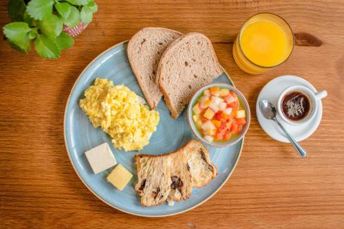 墨尔本Selina St Kilda Melbourne的蓝色的早餐盘,包括鸡蛋和烤面包