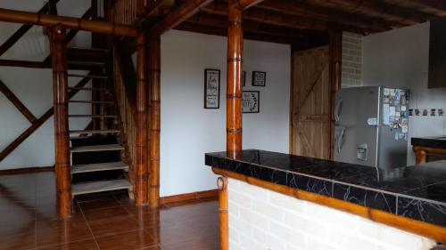 UlloaApto/cabaña naranja的厨房配有柜台和冰箱。