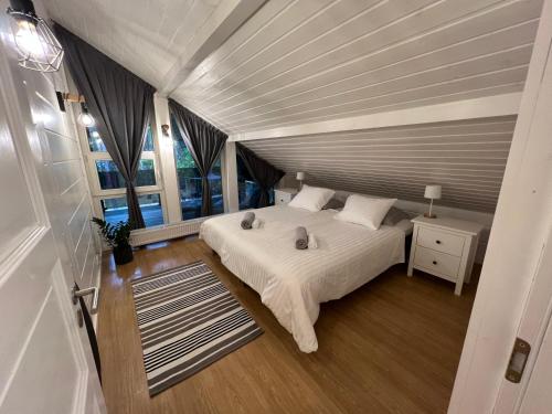 JõisteJõiste Beach Villa的一间卧室设有一张床和一个大窗户