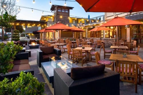 蒂伯龙蒂布龙小屋酒店的室外餐厅设有桌椅和遮阳伞。