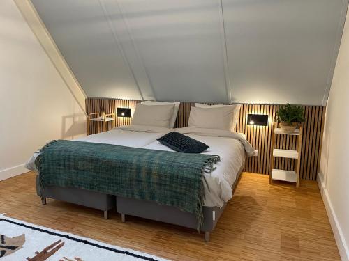 哈尔德韦克Copenhagen Residence的一间卧室,卧室内配有一张大床